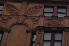 И бабочка машет нам крылом с фасада дома.