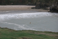 Ветер и волны Англси привлекают сюда серфингистов.